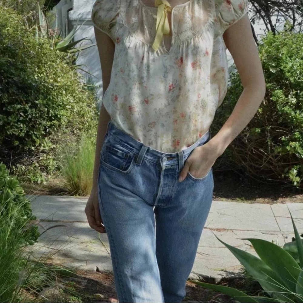 Doen Camri Floral Silk Top - Picture 2 of 9